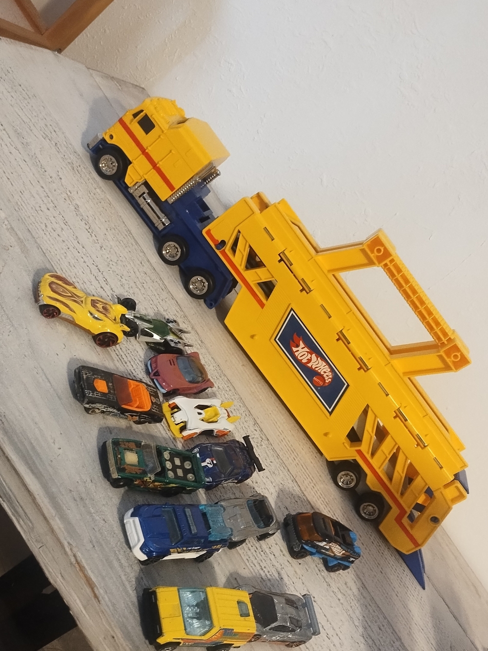 Hot Wheels Car Carrier Truck and Cars Lot 12 /11 little car's